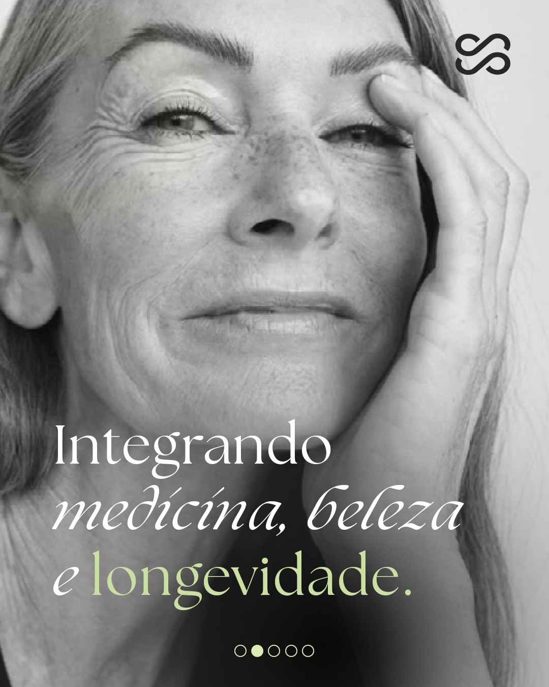 Retrato editorial em preto e branco celebrando a maturidade e a integração entre medicina e longevidade